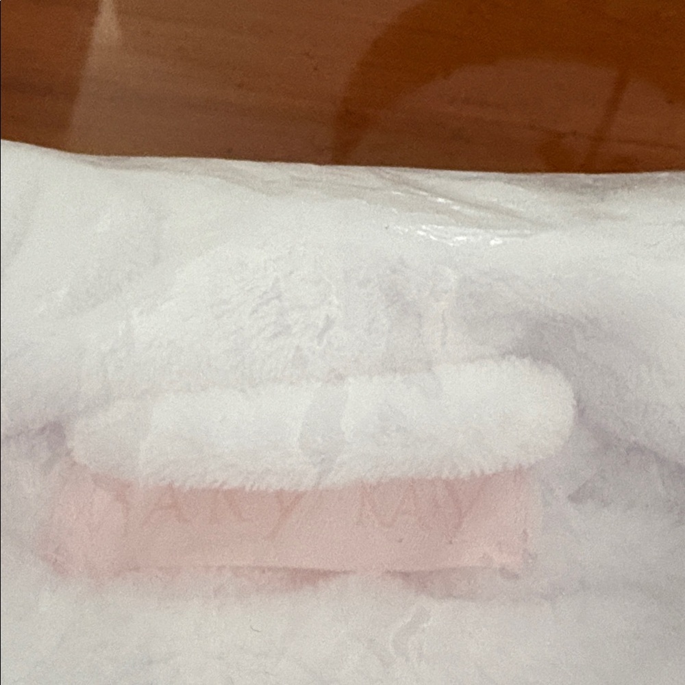 NWOT Mary Kay White Plush Robe - Picture 2 of 2